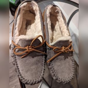 Uggs Dakota mocassins size 8